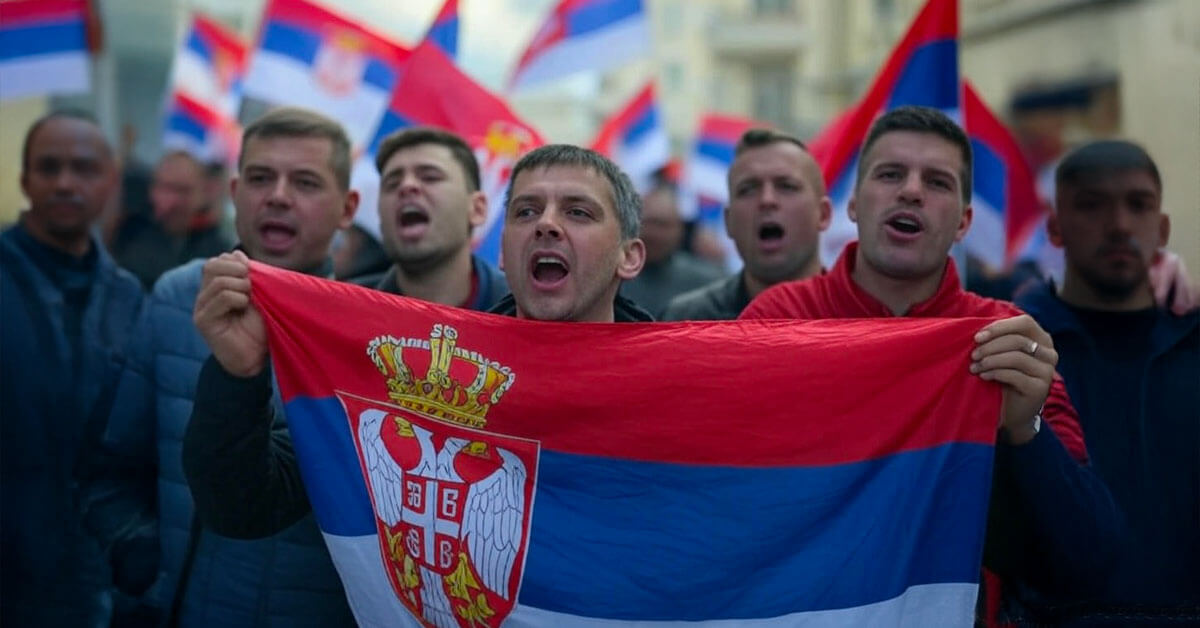 manifestant en Serbie avec drapeaux serbes