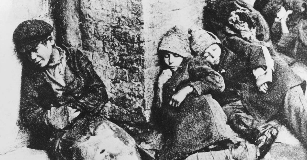 Enfants mourant de faim dans la rue durant la famine de 1933 en Ukraine, PHOTO: GRANGER COLLECTION