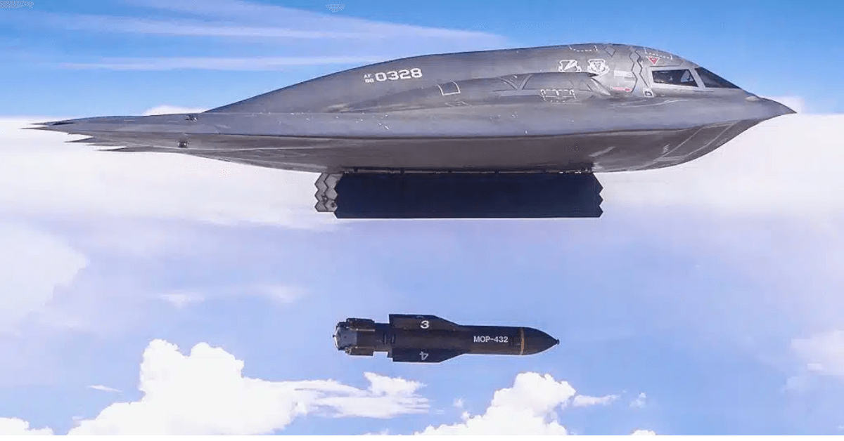 Un bombardier furtif B-2 Spirit de l’US Air Force largue une bombe GBU-57A/B Massive Ordnance Penetrator (MOP-432), conçue pour détruire les bunkers profondément enfouis comme ceux des sites nucléaires iraniens. Photo illustrative d'une frappe stratégique à haute altitude.