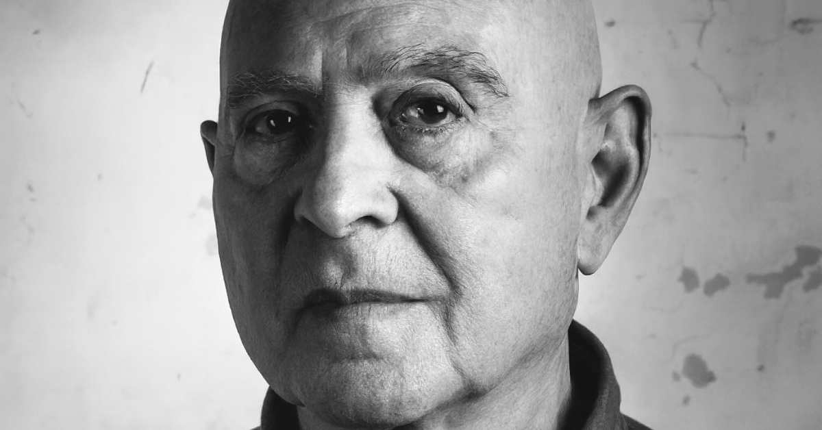 Portrait en noir et blanc de Gérard Chaliand, stratège, poète et voyageur engagé, figure majeure de la géopolitique contemporaine et témoin des luttes du XXe siècle.