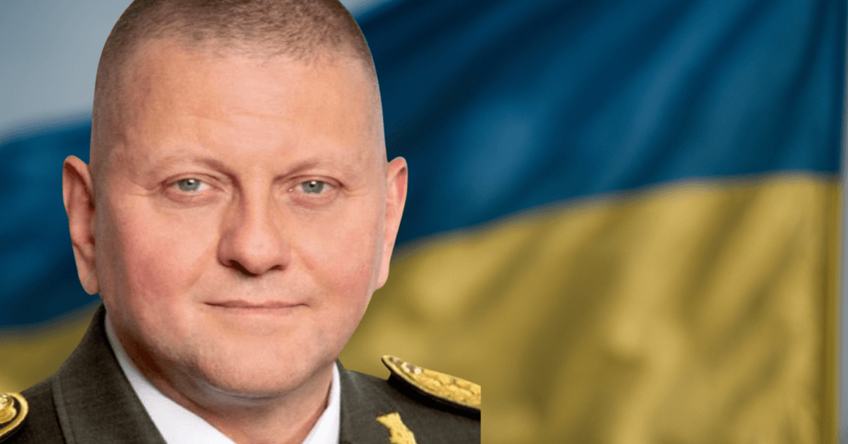 Portrait du général ukrainien Valery Zaloujny en uniforme militaire devant le drapeau bleu et jaune de l’Ukraine, symbole de son rôle central dans la guerre contre la Russie et de son influence politique croissante face au président Volodymyr Zelensky.