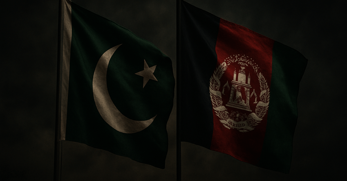 Deux drapeaux, ceux du Pakistan et de l’Afghanistan, flottent côte à côte dans une atmosphère sombre et tendue, symbolisant la rivalité géopolitique, la méfiance mutuelle et le brouillard stratégique entre Islamabad et Kaboul.