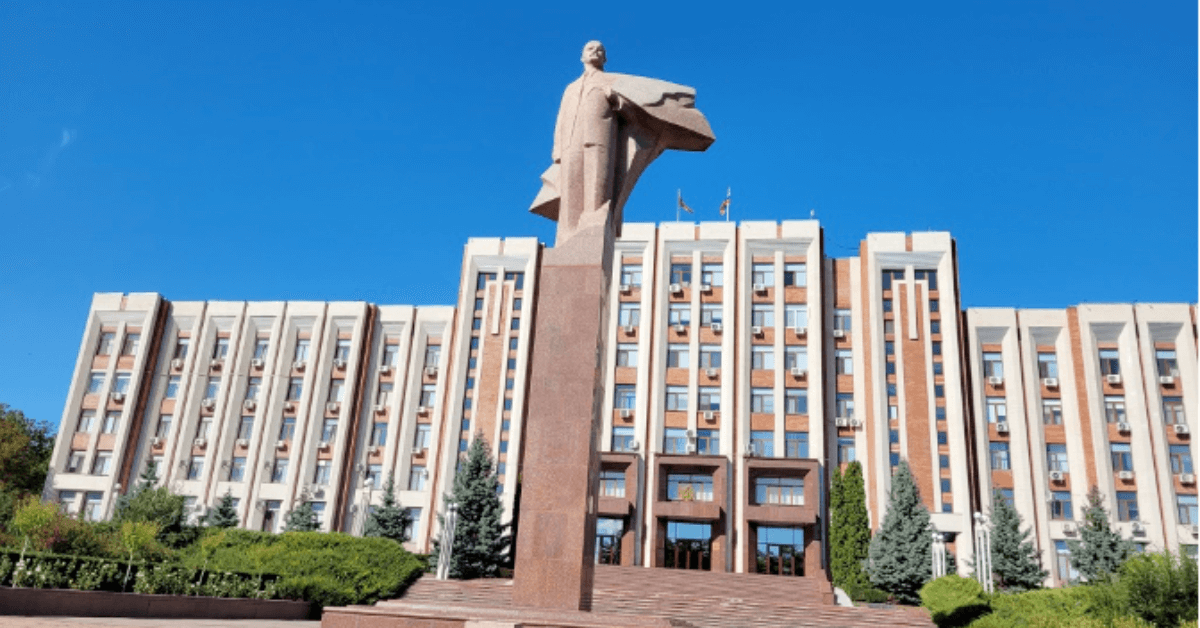 Statue imposante devant le Parlement de Tiraspol, en Transnistrie. Symbole du passé soviétique de ce territoire séparatiste entre la Moldavie et l’Ukraine, reflet d’un pays figé entre histoire et modernité.