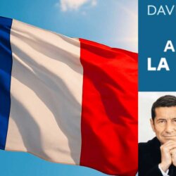 Drapeau français flottant au vent aux côtés de la couverture du livre Ainsi va la France de David Lisnard, manifeste libéral publié aux Éditions de l’Observatoire.