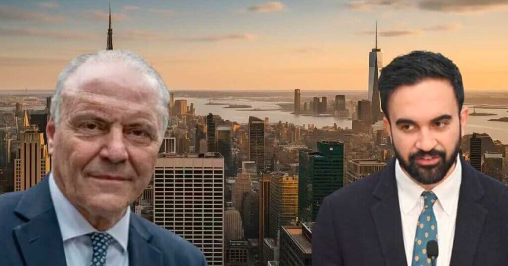 Sur fond de skyline new-yorkaise au coucher du soleil, deux candidats symbolisent la rivalité politique autour de la mairie de New York 2025. L’image illustre l’affrontement idéologique entre conservatisme sécuritaire et progressisme urbain, dans une campagne marquée par la tension, les sondages et les enjeux de gouvernance municipale.