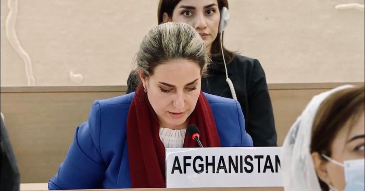 Une diplomate afghane s’exprime lors d’une conférence internationale, représentant l’Afghanistan sous la bannière de l’ancienne République islamique, symbole de la résistance diplomatique face au régime taliban.