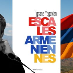 Portrait d’un homme pensif à gauche, la couverture du livre Escales arméniennes au centre, et le drapeau arménien flottant dans un paysage de montagnes à droite.