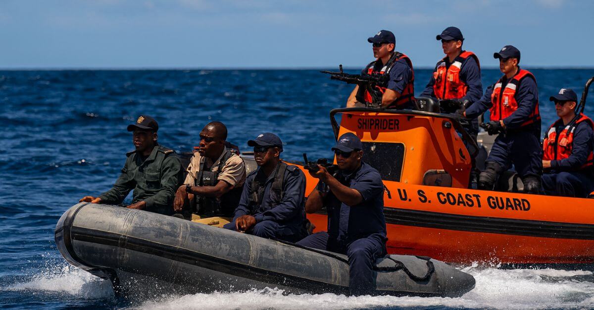 Patrouille conjointe en mer : des agents de sécurité à bord d'embarcations rapides coopèrent dans le cadre d’une opération maritime pour lutter contre les trafics et sécuriser les frontières.