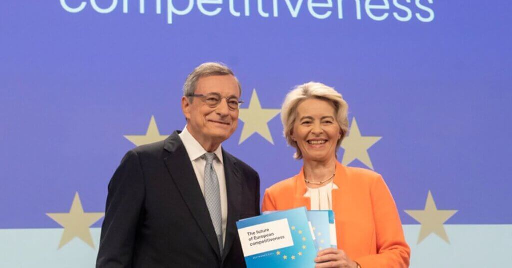 Portrait de deux dirigeants européens souriants, tenant le rapport sur la compétitivité de l’Union, posant devant un décor aux couleurs de l’Union européenne mettant en avant les enjeux économiques et stratégiques du continent.