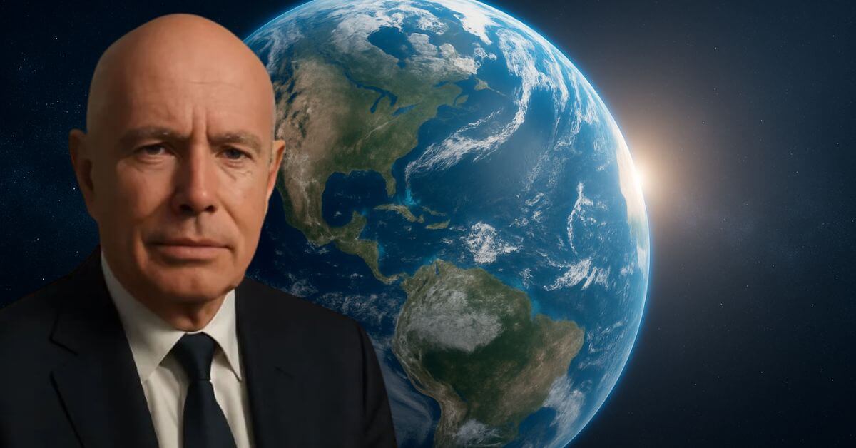 Pinatel devant la planète terre