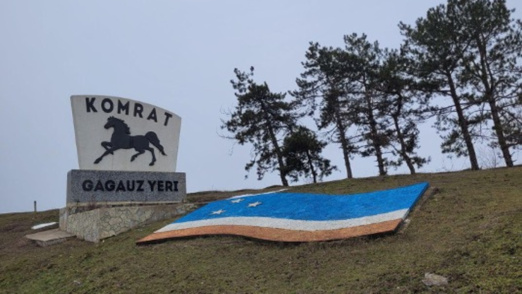 Drapeau de la Gagaouzie et cheval comme emblème de la région